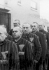 Alcuni internati omosessuali, riconoscibili dal triangolo rosa, nel lager di Sachsenhausen, nei pressi di Berlino, nel 1938. Nei campi nazisti, oltre agli ebrei, furono uccisi omosessuali, prigionieri politici, rom, disabili e testimoni di Geova. (Anthony Potter Collection/Getty Images)