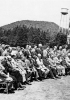 I delegati dei 44 paesi nemici dell’Asse riuniti all’esterno dell’hotel Mount Washington, a Bretton Woods, nel 1944 dove fu deliberata la fondazione della Banca internazionale per la ricostruzione e lo sviluppo (oggi è la Banca mondiale) e del Fondo monetario internazionale.