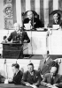 Il presidente Truman enuncia al Congresso degli Stati Uniti nel 1947 i punti salienti della propria dottrina per il contenimento del comunismo.