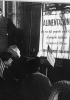 L’arrivo del «treno dell’amicizia Italia-America» con i viveri offerti dal popolo americano nell’ambito del piano Marshall. Fotografia del 1947. (Milano, Farabolafoto)