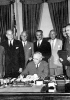 Il presidente Truman firma il Patto Atlantico che istituisce la NATO il 4 aprile 1949. La nuova organizzazione aveva una funzione difensiva e le truppe erano fornite da tutti i paesi membri.