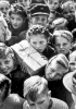 Un gruppo di bambini con in mano i doni lanciati su Berlino, durante il ponte aereo del 1948. Fotografia di Hank Walker. (Life)