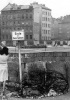 Una donna sul confine del settore francese di Berlino, nel 1961, è salita su una sedia per poter guardare la parte della città al di là del muro. La costruzione del muro costituì un trauma per i berlinesi.