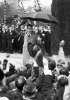L’imperatore del Giappone Hirohito in abiti occidentali saluta la folla. Hirohito nel dopoguerra adottò l’immagine di un monarca costituzionale di tipo europeo. Fotografia del 1947. (Corbis Uk Ltd)