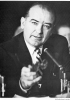 Il senatore repubblicano Joseph McCarthy, membro del sottocomitato senatoriale per la repressione delle attività antiamericane e principale ispiratore della «caccia alle streghe» (primi anni Cinquanta, sino alla censura del Senato americano nel 1954). (Hank Walker)