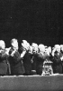 I dirigenti del Partito comunista dell’Unione Sovietica applaudono il rapporto di Chrušcëv, al centro, al XX congresso del partito. Mosca, febbraio 1956.