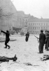 La rivoluzione ungherese preoccupò le autorità sovietiche che il 4 novembre 1956 inviarono a Budapest 2500 carri armati e 120000 soldati. Le vittime furono centinaia. Fotografia di John Sadovy. (Life)