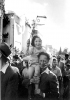 La folla festeggia la fondazione dello Stato di Israele a Tel Aviv, il 14 maggio 1948. Fotografia di Robert Capa.