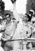 Il generale Muhammad Neguib, a destra, con a fianco il colonnello Gamal Abdel Nasser festeggiati al Cairo dopo il colpo di stato del 1952.