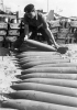 Un soldato britannico ispeziona delle munizioni egiziane confiscate nel novembre 1956. La vittoria anglo-francese fu però di breve durata. Il tentativo di occupare il canale di Suez fallì per l’ostilità congiunta di Stati Uniti e Unione Sovietica. (Hulton Deutsch Collection)