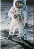 Sulla visiera si riflette la bandiera americana piantata sul suolo lunare. Le imprese spaziali hanno ancora oggi un significato politico. (NASA)