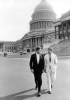 John Kennedy e il fratello Robert all’uscita dal Congresso a Washington. John aveva nominato il fratello, di appena trentacinque anni, ministro della giustizia. Furono entrambi vittime di attentati, John nel 1963 e Robert nel 1968.