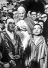 Giovanni XXIII tra i detenuti del carcere romano di Regina Coeli, il 26 dicembre 1958. Il papa definì il carcere «la casa del Padre» e rivolse parole molto affettuose ai carcerati.