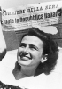 Una ragazza sorridente festeggia la nascita della Repubblica italiana mostrando la prima pagina del «Corriere della Sera» dopo il referendum istituzionale.