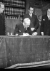 De Nicola, capo provvisorio dello Stato, firma la Costituzione italiana il 27 dicembre 1947. (Archivi Alinari)