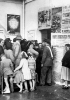 Persone in fila per votare davanti a un seggio di Milano alle elezioni del 18 aprile 1948. L’affluenza alle urne fu altissima: si recarono a votare il 92 per cento degli aventi diritto.