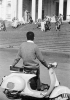 La motocicletta Vespa, il cui primo modello uscì nel 1946, fu a lungo l’unico mezzo di trasporto per coloro che non potevano permettersi un’automobile. Fotografia di Piergiorgio Branzi del 1960.