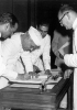 Jawaharlal Nehru firma dopo aver prestato giuramento come primo ministro nel 1952. Fotografia di Homai Vyarawalla.