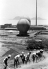 Alcuni operai lavorano nei pressi della centrale atomica di Trombay, vicino a Mumbai. Dopo l’indipendenza l’India si avviò sulla strada dell’industrializzazione. Fotografia di Henri Cartier-Bresson del 1966. (Magnum Photos)