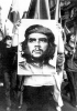 Il volto di Ernesto Che Guevara innalzato durante una manifestazione studentesca degli anni Sessanta a Milano. L’immagine di Che Guevara compare ancora oggi nelle manifestazioni.