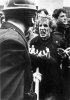Foto scattata durante una marcia pacifista in Inghilterra nel 1967. La protesta antimilitarista si estese rapidamente dagli USA ai paesi europei.