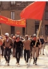 Manifestazione  a Milano il 25 aprile 1970 per l’anniversario della Liberazione. Lo striscione inneggia a Mao, uno dei punti di riferimento ideologici del Sessantotto. («Panorama»)