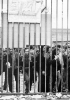La fotografia mostra gli operai ai cancelli dello stabilimento Mirafiori a Torino. Fotografia di Tano D’Amico.