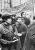 Giovani operai di una fabbrica occupata di Milano manifestano contro i licenziamenti. Fotografia di Tano D’Amico del 1974.