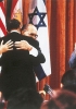 Il capo del governo israeliano Menachem Begin abbraccia Muhammad Anwar al-Sadat, leader egiziano (di spalle) dopo la firma degli accordi di pace a Camp David nel 1978. Sadat e Begin ricevettero entrambi il premio Nobel per la Pace. (D. Brack/Black Star)