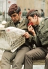 Due soldati portoghesi leggono il giornale per informarsi sulla «rivoluzione dei garofani» del 1974. (Henri Bureau/Sygma/Corbis)