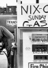 Il cartello dice «Niente benzina di domenica!». Il gioco di parole chiama in causa il presidente Nixon. Anche gli Stati Uniti risentirono della crisi petrolifera. Il prezzo della benzina raddoppiò in breve tempo mentre le riserve scarseggiavano. (Foto Ira Rosenberg - Detroit Free Press)