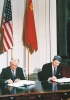 Reagan e Gorbacëv firmano il trattato di Washington nel dicembre 1987, un passo fondamentale verso la riduzione degli armamenti delle due superpotenze.