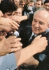Michail Gorbacëv attorniato dalla folla a Mosca, negli anni Ottanta.