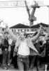 Lech Walesa davanti ai cantieri navali di Danzica. Walesa fu a capo di Solidarnos'c', la prima organizzazione sindacale indipendente dei paesi del blocco sovietico. Le autorità polacche riconobbero il sindacato nel 1980 dopo le lotte e le occupazioni dei lavoratori. A Walesa nel 1983 fu attribuito il premio Nobel per la Pace. (AP/Wide World)