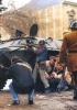 Soldati e civili rumeni durante lo scontro con le truppe fedeli a Nicolae Ceausescu il 24 dicembre 1989 a Bucarest. (Foto Joël Robine)
