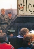Le guardie di frontiera della Germania dell’est abbattono un blocco del muro di Berlino, l’11 novembre 1989 nel quartiere di Potsdamer Platz. L’abbattimento del muro, vissuto dai berlinesi come un momento di festa e di liberazione, era iniziato spontaneamente il 9 novembre. (Foto Gérard Malié)