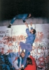 Alcuni berlinesi scavalcano il muro il 9 novembre 1989.