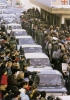 Una fila di automobili in coda per passare il checkpoint in direzione Berlino ovest il 10 novembre 1989. (Foto Witt - Sipa Press)