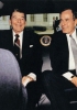 Ronald Reagan con il neoeletto presidente degli Stati Uniti George Bush senior (a destra) il 20 gennaio 1989. (Getty Images)
