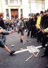 Un scontro tra la polizia e i manifestanti inglesi che protestano contro la poll tax il 31 marzo 1990. Le proteste contro la poll tax furono la causa delle dimissioni di Margaret Thatcher. (Foto Christopher Morris)