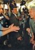 Il premier inglese Tony Blair parla con un gruppo di rifugiati kosovari a Blace, presso Skopje, il 3 maggio 1999, durante l’intervento della NATO contro la Serbia. (Getty Images)