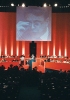 Il XX congresso del Partito comunista italiano, svoltosi a Rimini nel febbraio del 1991, fu l’ultimo della sua storia: il segretario Achille Occhetto, sullo schermo gigante, decreta, visibilmente commosso, lo scioglimento del partito e la sua trasformazione in Partito democratico della sinistra. (Foto Alberto Cristofari A3 - Contrasto)