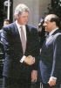 Il presidente del consiglio Silvio Berlusconi riceve il presidente statunitense Bill Clinton al vertice del G7 a Napoli il 2 giugno 1994. Il governo Berlusconi, nato a maggio del 1994 cadrà a gennaio del 1995.