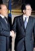 Prodi e Berlusconi si stringono la mano in occasione del semestre di presidenza italiana dell’Unione Europea nel 2003: Prodi in qualità di presidente della Commissione europea, Berlusconi come presidente del consiglio italiano. (Grazia Neri)