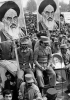 Manifestanti iraniani innalzano ritratti dell’ayatollah Khomeini per le strade di Teheran. Gli iraniani dopo aver cacciato lo scià Reza Pahlavi esortarono gli altri paesi musulmani a deporre i loro governanti «occidentalizzati». (Hulton Deutsch Collection)