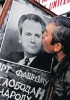 Un uomo bacia il ritratto del presidente Miloševic´ durante una marcia di protesta contro i raid aerei della NATO sulla Jugoslavia. Fotografia del 9 aprile 1999. (Foto Srdjan Suki - EPA)