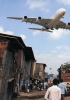 Un aeroplano sorvola una baraccopoli di Mumbai in India. (Reuters)