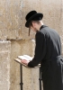 Un ebreo ultraortodosso prega davanti al Muro del pianto a Gerusalemme. (Foto Mikhail Levit - Shutterstock)