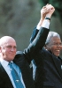 Fredrik Willem De Clerk e Nelson Mandela a Pretoria dopo le elezioni del 1994. Nonostante la schiacciante vittoria di Mandela, De Clerk divenne vicepresidente del Sudafrica.
