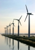 Una fila di pale eoliche sulla riva del lago artificiale Ijsselmeer in Olanda. (Shutterstock)